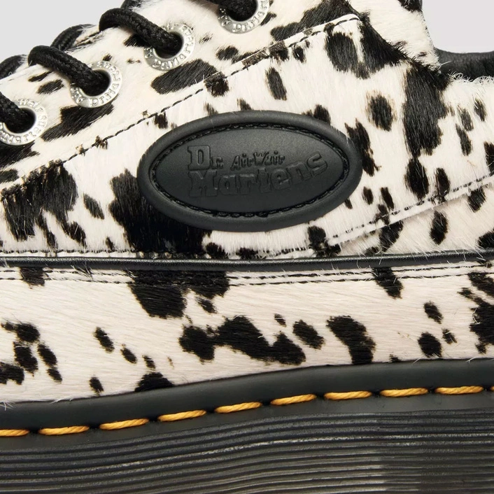 Dr. Martens półbuty Buzz 5-Eye Dalmatian ze skóry z włosiem kremowo-czarne damskie 42846100