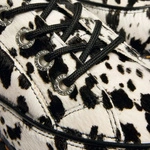 Dr. Martens półbuty Buzz 5-Eye Dalmatian ze skóry z włosiem kremowo-czarne damskie 42846100